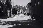 Vrcovice u Písku, zastávka dráhy, jak se dříve říkalo. Na horním snímku zastavuje vlak ve druhé povídce filmu Touha (1958).