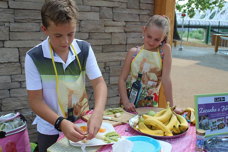 V Café Deník v budějovickém parku Bosonoha děti v úterý vytvářely z ovoce a zeleniny zdravé dobroty. I ty se objeví v knize Zuzanka a Jiřík vaří.