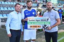 Kapitán FC MAS Táborsko Jakub Navrátil s cenou pro vítěze Letní ligy.