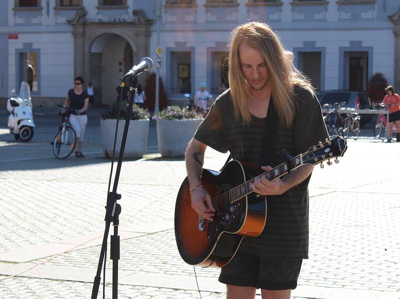 V Českých Budějovicích na Buskers festu vystupuje třeba Gus Ring, který sem přijel až ze Švédska.