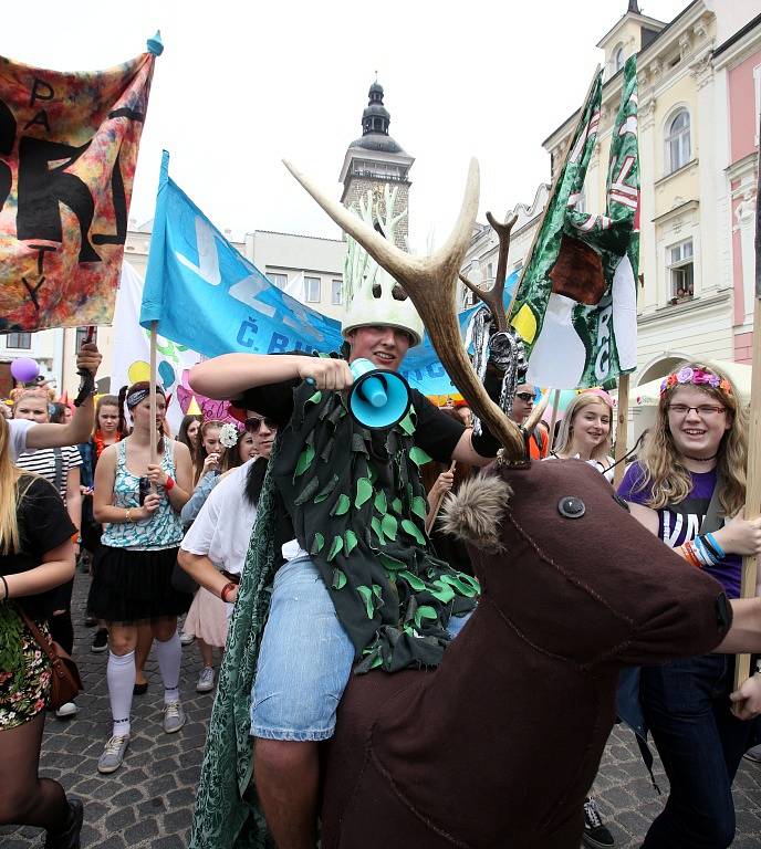 Celý týden žily České Budějovice multižánrovým festivalem Budějovický Majáles. Ten se v pátek rozloučil s krajským městem průvodem na náměstí Přemysla Otakara II., volbou krále a řadou koncertů.