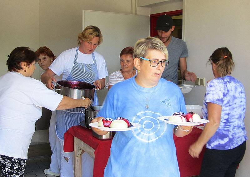 V Borovanech u Českých Budějovic se od 9. do 10. července uskutečnil rodinný festival Borůvkobraní. Po dvouleté přestávce se na pestrý program vrátila i soutěž o největšího jedlíka borůvkových knedlíků.