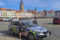 Na budějovickém magistrátu byla konference ke dni obětí trestných činů. V poledne pak policisté rozblikali majáky vozu na náměstí a vzdali hold minutou ticha.