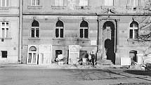 Hostinec U bílého anděla ve Skuherského ulici v roce 1984.   