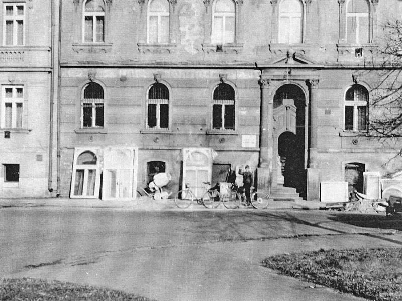 Hostinec U bílého anděla ve Skuherského ulici v roce 1984.   