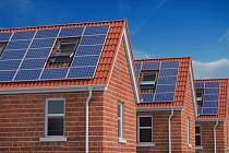 Aktuální solární boom v Česku se zaměřuje hlavně na instalace na rodinné domy a firemní areály.