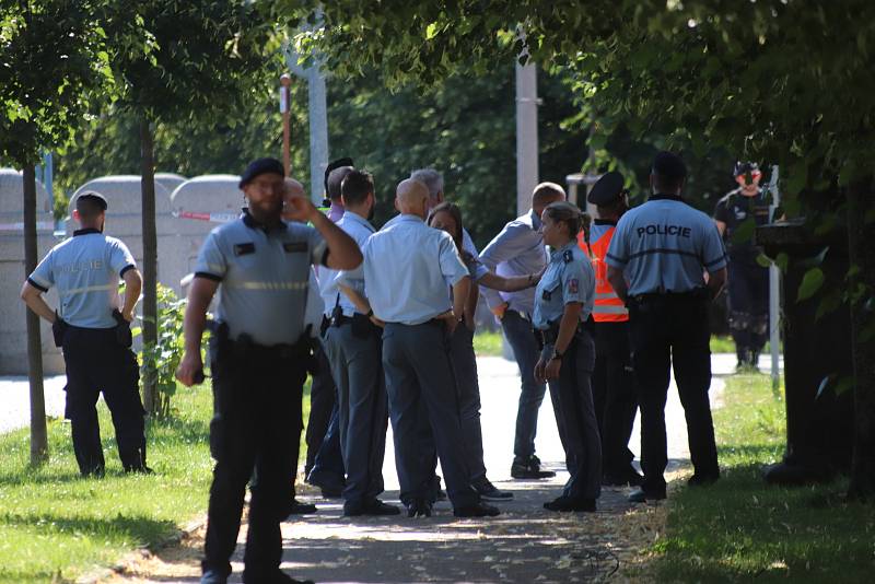 Po nahlášení nástražného výbušného systému policisté v pondělí dopoledne evakuovali budovu Krajského soudu v Českých Budějovicích.