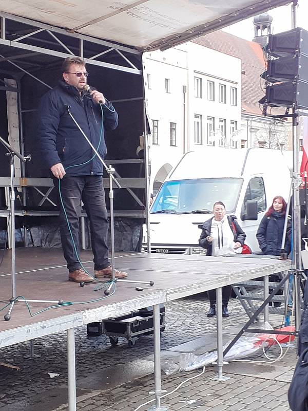 Demonstrace a pochodu za svobodu v Českých Budějovicích se zúčastnilo asi pět stovek lidí. Na průběh akce dohlížela policie.