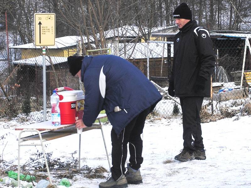 Úderem desáté se pod vedením trenérů Petra Skály a Karla Musila hráči Dynama vydávají na trénink. 