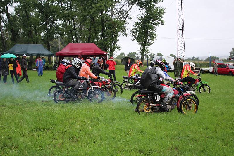 Fichtl cup Florida, terénní závod motocyklů Jawa 50 Pionýr, se jel u Hůrského rybníka u Adamova na Českobudějovicku.