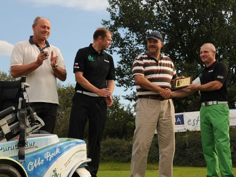 Jednatel českobudějovického Golf klubu Miroslav Leština (uprostřed) vítá v areálu tréninkového centra handicapované golfisty Michala Hošnu (po jeho pravé ruce)) a Miroslava Lidinského, kterému zároveň předává plaketu. 