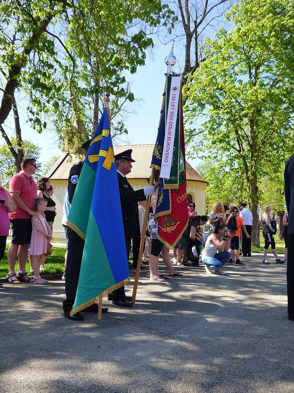 Mydlovarští dobrovolní hasiči dostali nové vozidlo. V sobotu se tak u nich na návsi konala velká sláva.