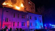 Hasiči bojovali v noci s plameny, které zachvátily střechu bytového domu v Čéčově ulici.