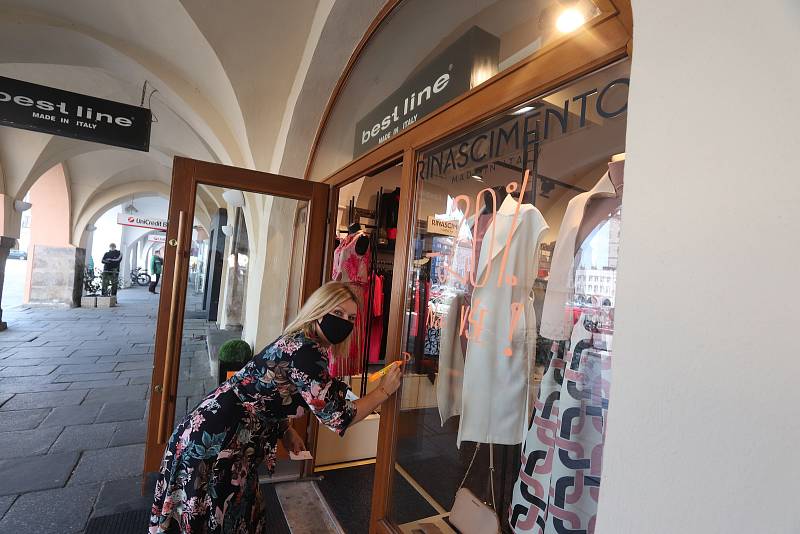V pondělí po koronavirové přestávce otevřela i prodejna oděvů Best Line na náměstí v Českých Budějovicích.
