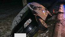 Řidič pod vlivem alkoholu vyjel ze silnice a narazil do vzrostlého stromu poblíž obce Libín na Budějovicku.