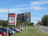 Novela zákona stanovila přísnější pravidla pro billboardy u silnic už před lety, ale mimo obce. V obcích, jako na našem snímku, požadavek na 50 metrů odstupu od komunikace I. třídy neplatí.