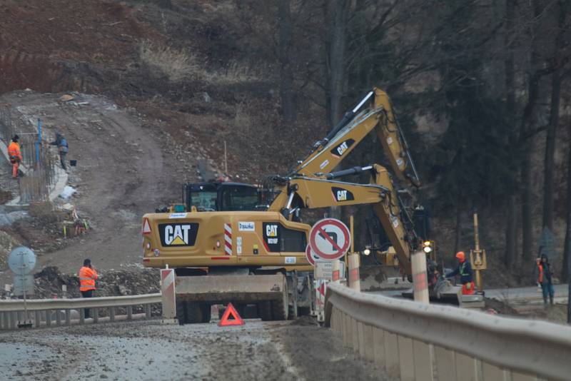 Výstavba dálnice D3 a obchvatu Českých Budějovic,práce u Plava