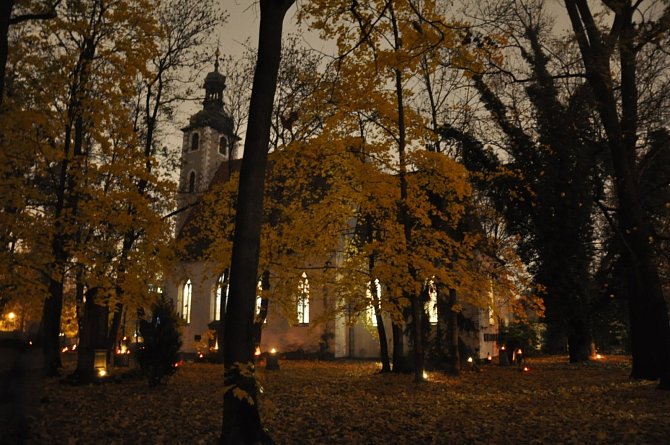Staroměstský hřbitov s kostelem sv. Prokopa se v pondělí rozzářil svíčkami. Modlitbu za zesnulé vedl jáhen Ondřej Doskočil.