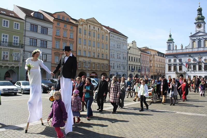 SVATEBNÍ PRŮVOD o Velikonocích připomněl v centru Českých Budějovic lásku člověka nejen k člověku, ale také k Bohu.