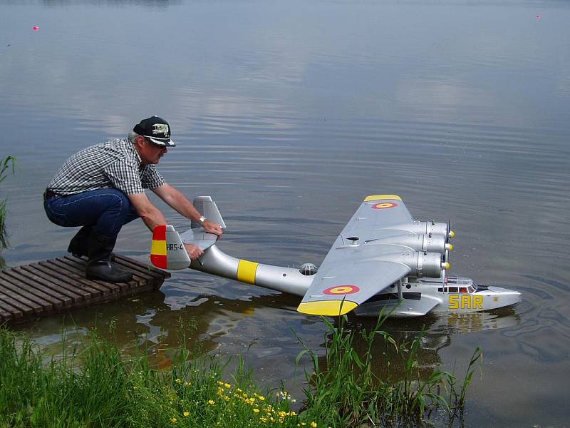 Dornier Do 24 Rolfa Breitingera. Rozpětí 2,7 m, váha 9,6 kg