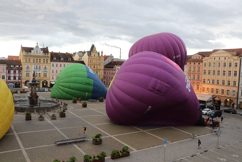 Čtyři horkovzdušné balony vzlétly ve čtvrtek v ranních hodinách z českobudějovického náměstí Přemysla Otakara II.