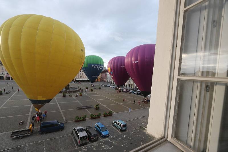 Čtyři horkovzdušné balony vzlétly ve čtvrtek v ranních hodinách z českobudějovického náměstí Přemysla Otakara II.