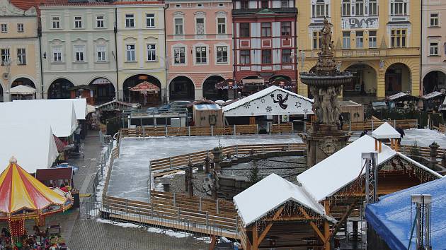 Na náměstí Přemysla Otakara II. připravují kluziště na sobotu 2. 12., kdy se v 16.30 h zahájí bruslení.