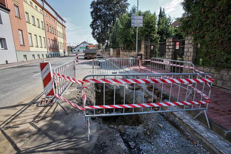 Cestu do českobudějovické nemocnice dočasně komplikuje rozkopaná silnice.