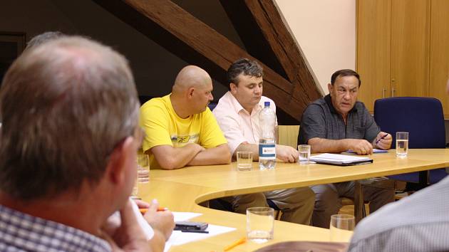 Na pondělní jednání na magistrát dorazili také (zleva) Milan Markovič, Roman Slivka a Rudolf Tancoš. 