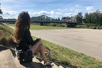 Bloggerka Budějčanda si užívá výhled na Dlouhý most a náplavku od Kavárny Lanna. „Jsem typická holka. Ráda nakupuji, zajdu na kosmetiku. Mám předplacený Vogue,“ prozradila.