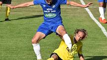 Jakub Held odkopává ve skluzu před Martinem Šlapákem: Králův DVůr - Písek 0:1.