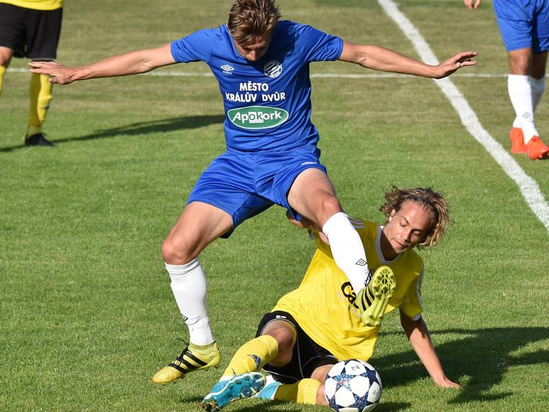 Jakub Held odkopává ve skluzu před Martinem Šlapákem: Králův DVůr - Písek 0:1.