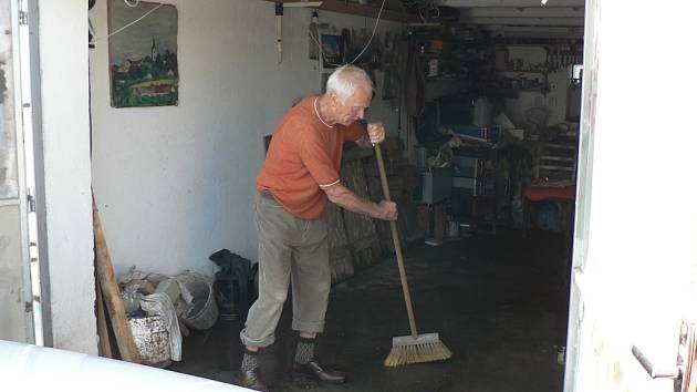 Další čištění čekalo v pondělí na majitele garáží podél Dobrovodského potoka v Českých Budějovicích.