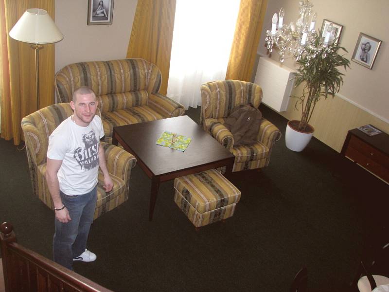 V hotelovém apartmá Grandhotelu Pupp Štěpán Hřebejk, který se po obědě s velkou chutí natáhl na posteli.