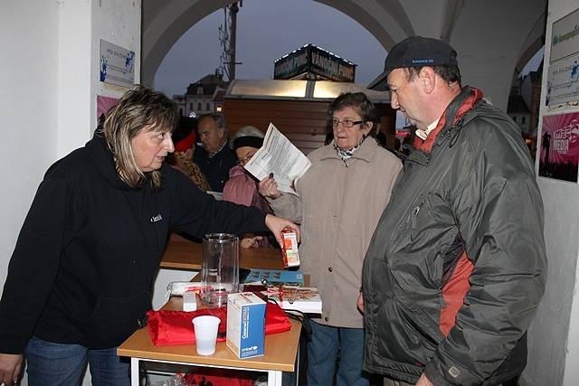 Čtenáři Deníku, kteří přišli k vydavatelskému domu se zpěvníkem ze středečních novin, dostali zdarma novinářský punč a mohli si zatočit kolem štěstí.