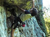 Nejoblíbenější disciplínou Tomáše Bintra jsou cesty v přírodních skalách. Nejraději má Adršpašské skály.