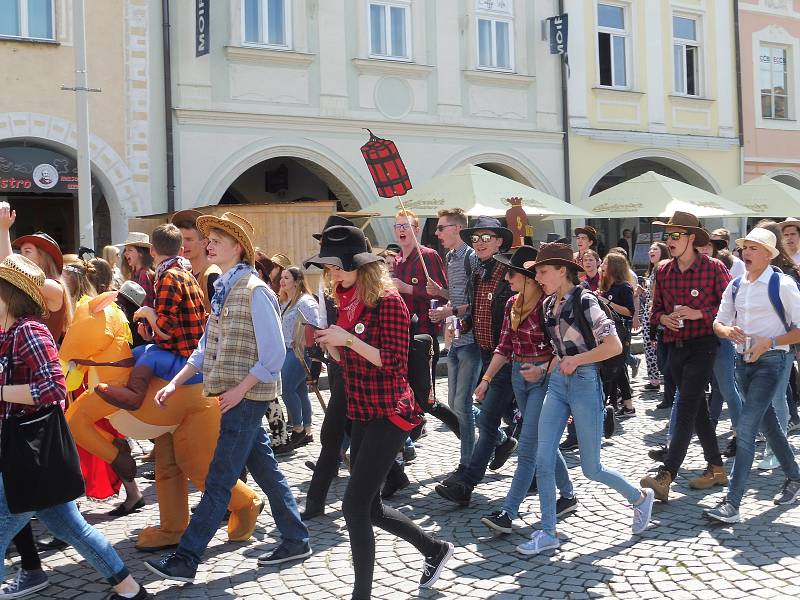 Budějovický majáles vyvrcholil v pátek 24. května tradičním průvodem městem. Studenti ze 17 škol prošli ulicemi centra v maskách. Dav mířil na Sokolský ostrov, kde program pokračoval volbou Krále majálesu. Navečer se zde tradičně koná hudební program.