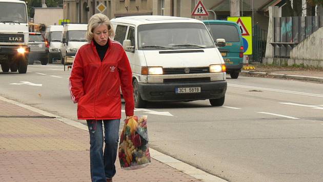 Bílá dodávka jedoucí ve směru od nádraží najíždí do odbočovacího pruhu na českobudějovické Mánesově třídě. Delší odbočovací pruh začíná už na mostě přes řeku Malši.