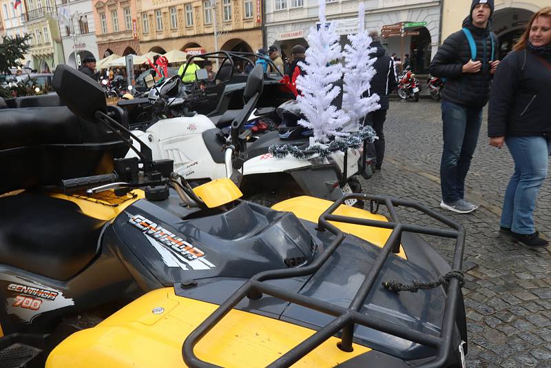 Sraz motorkářů na budějovickém náměstí Přemysla Otakara II. na Štědrý den.