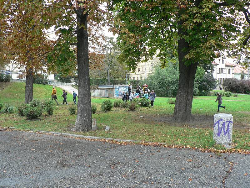 Aktuální podoba parku v budějovické Dukelské ulici. Radnice chystá jeho úpravy.