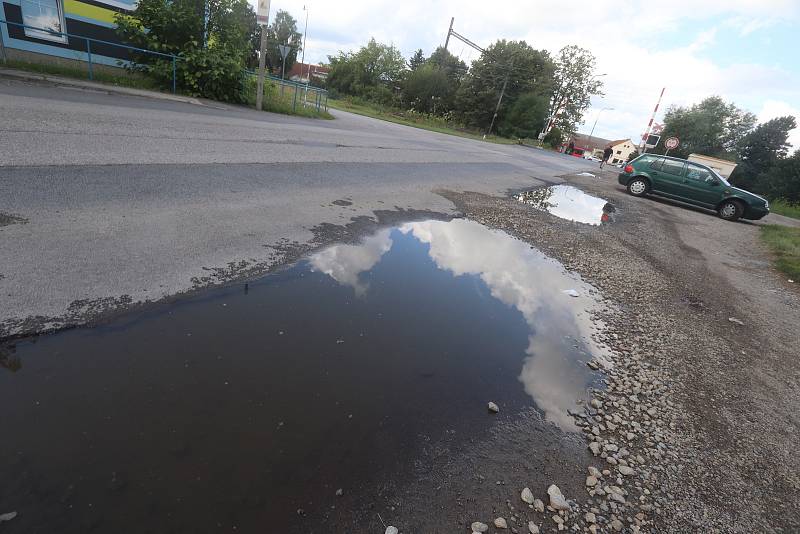 Vymlácený areál skleníků s tunami odpadků, šrot, vraky. I to jsou Budějovice.