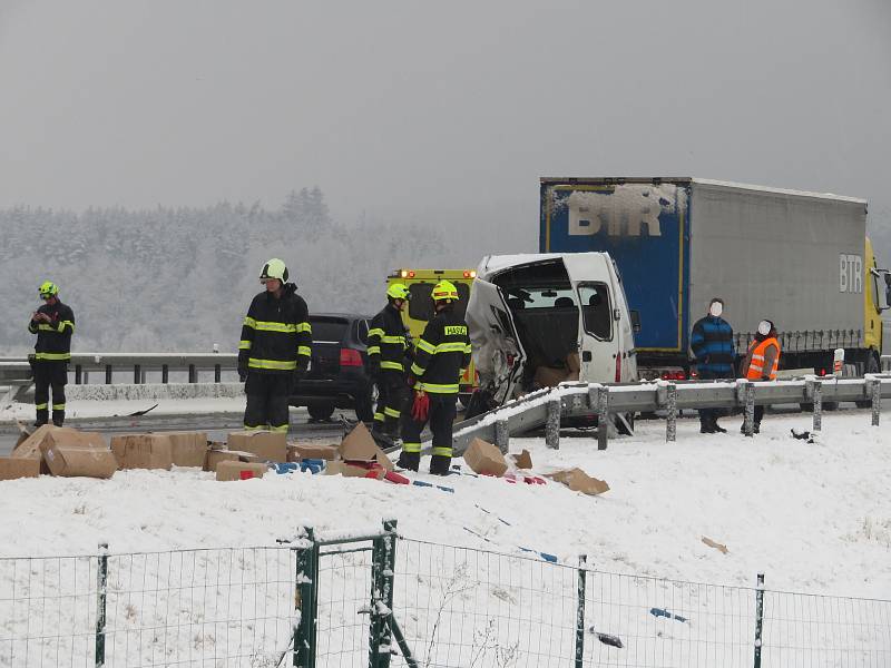 Nehoda na dálnici D3 u Košic na mostě přes rybník Koberný a kamiony uvízlé pod kopcem do Košic ve čtvrtek 9. prosince dopoledne.