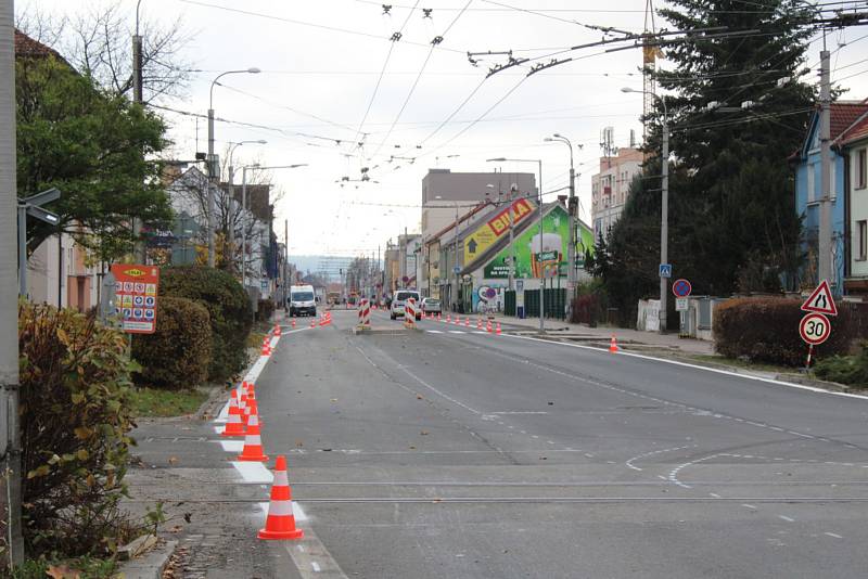 Práce na rekonstrukci českobudějovické Lidické třídy finišují. O víkendu je ale pro průjezd uzavřena.