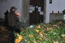 Staroměstský hřbitov s kostelem sv. Prokopa se v pondělí rozzářil svíčkami. Modlitbu za zesnulé vedl jáhen Ondřej Doskočil.