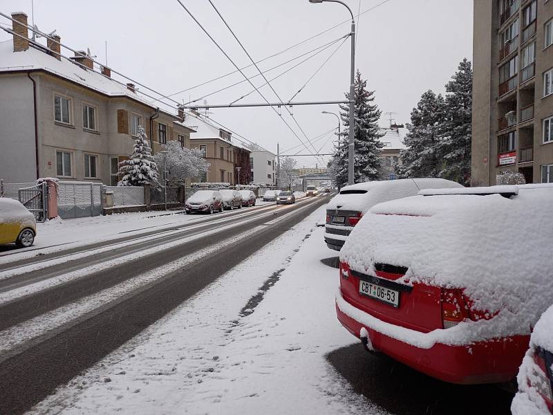 Budějovice v noci zasypal první sníh této zimy.