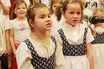 Dětský taneční soubor Bárováček na pondělní zkoušce před velkým vystoupením.
