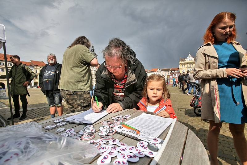 Na náměstí Přemysla Otakara II. v Českých Budějovicích se sešli lidé, kteří nesouhlasí s nástupem vlády Andreje Babiše.