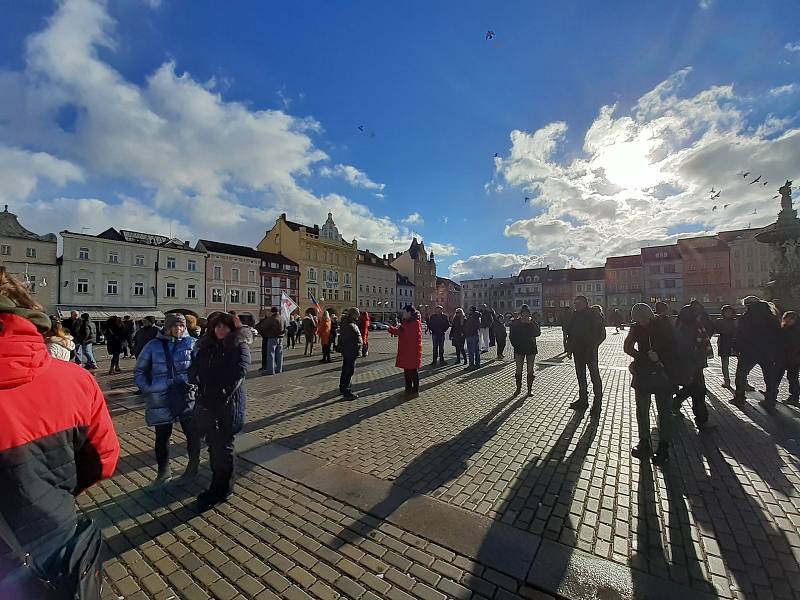 Demonstrace a pochodu za svobodu v Českých Budějovicích se zúčastnilo asi pět stovek lidí. Na průběh akce dohlížela policie.