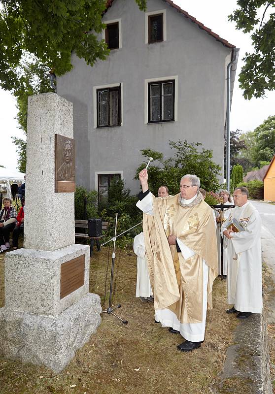 Slavný rodák Josef Bartoloměj Trillsam, zpovědník Marie Terezie, má v Rychnově u Nových Hradů znovu svůj pomník.