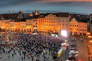 Lidé na českobudějovickém náměstí Přemysla Otakara II. fandili ve čtvrtek večer hokejistům Motoru u přenosu zápasu proti Třinci.